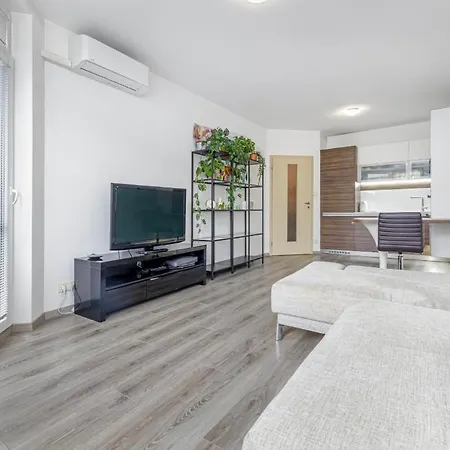 Central, Sunny And Spacious *