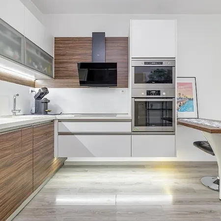 Central, Sunny And Spacious Apartment