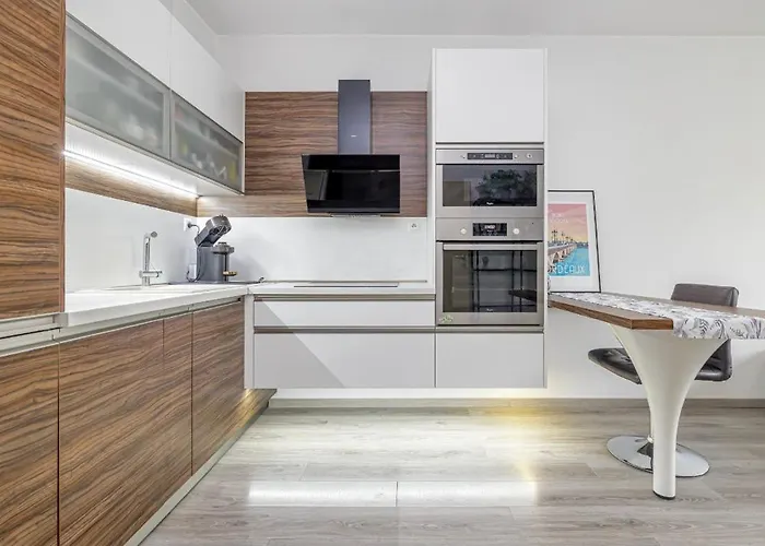 Central, Sunny And Spacious Apartment